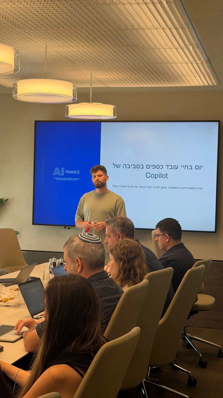 רועי מדריך מול משתתפי הסדנה