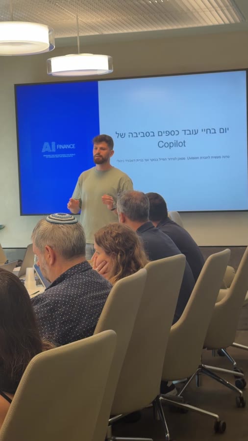 רועי עם הצוות